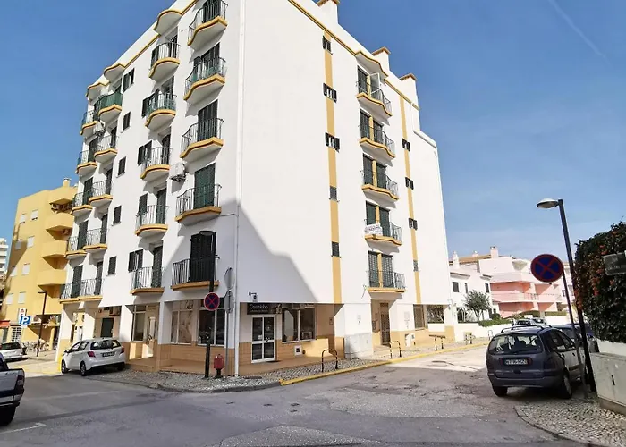 Daire Rocha Justar *