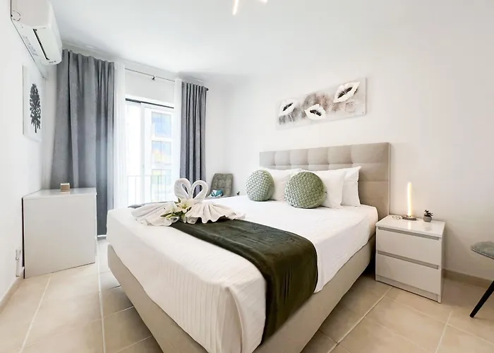 Daire Rocha Justar *