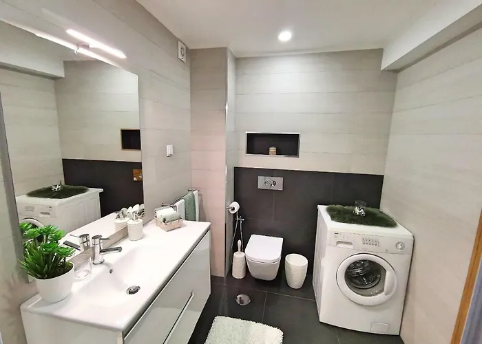 Daire Rocha Justar *